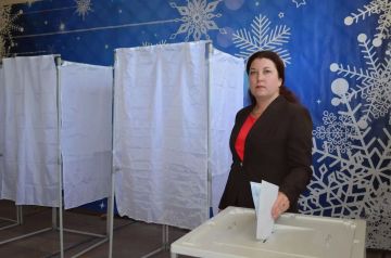 Сегодня, 20 сентября, директор одной из школ Гулак А.П. посетила избирательный участок и отдала свой голос, воспользовавшись своим конституционным правом
