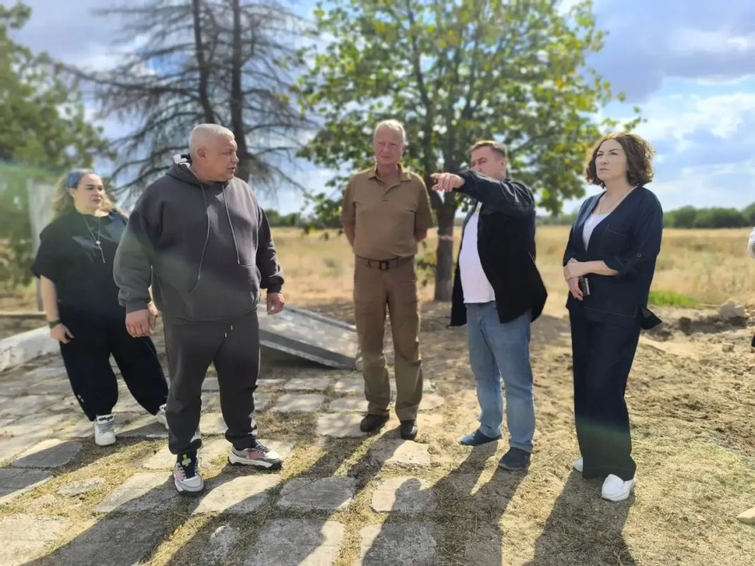Сохраняя память о героях.. В селе Владимировка начались работы по реконструкции братской могилы советских воинов и мемориала воинам-односельчанам. Проект реализуется благодаря целевому финансированию Министерства обороны...