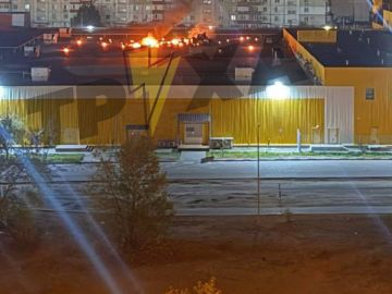 Пожар после прилёта по ТЦ в Запорожье
