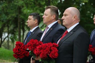 Главы МЧС Беларуси, Казахстана и России почтили память советских воинов и партизан