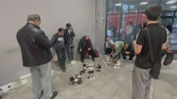 В Мелитополе из-за отсутствия электричества жители идут в супермаркеты, магазины, общественные места и госучреждения, где можно подзарядить гаджеты
