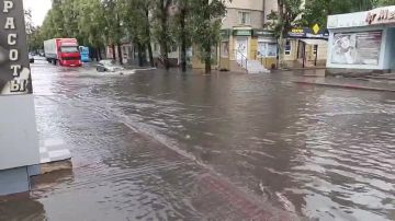 В Мелитополе изза забитых ливневок затопило несколько улиц
