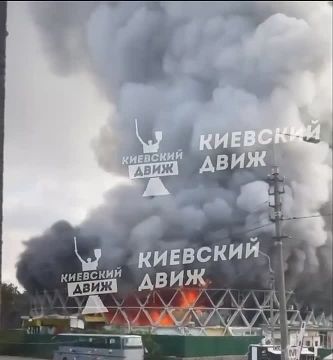 В Киеве горит рынок «шайба» возле вокзала