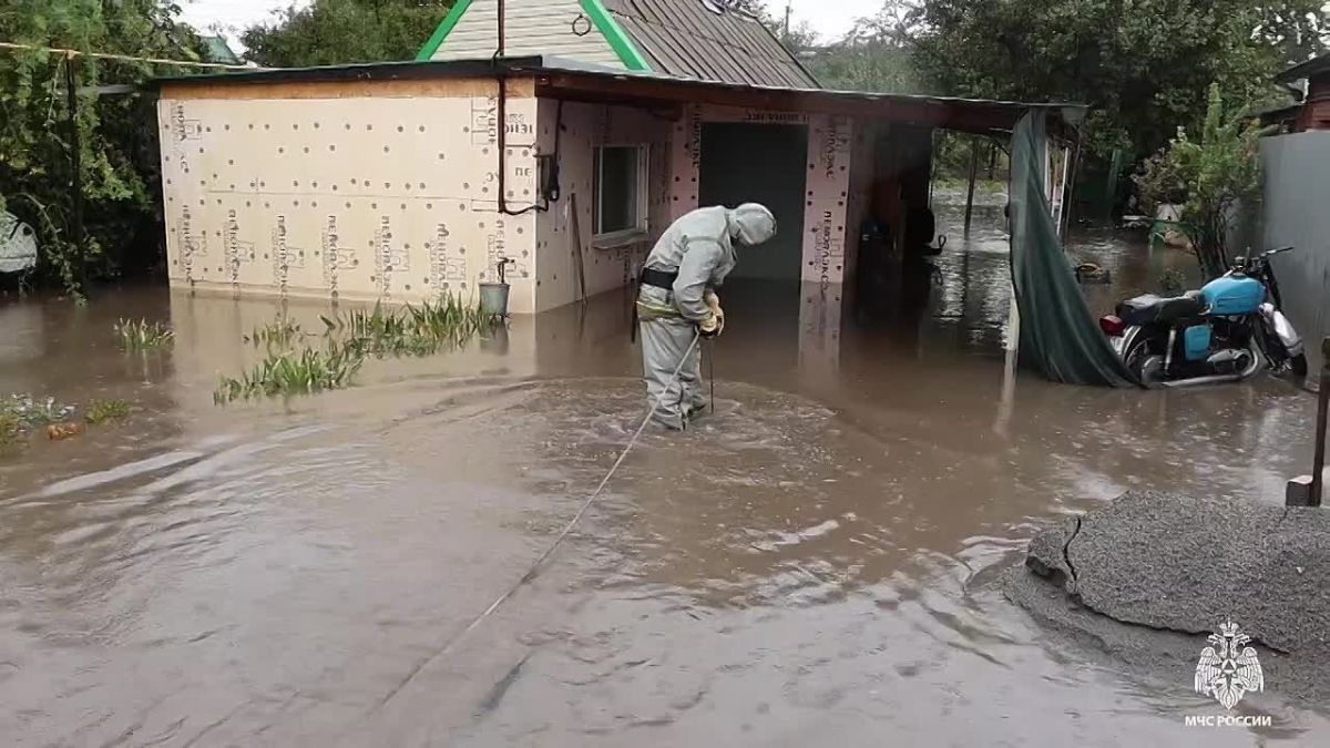 В Мелитополе спасатели МЧС России ликвидируют последствия сильных осадков и подтопления низменных участков частного сектора