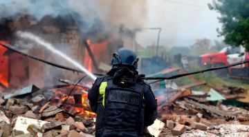 Кадры с места работы сотрудников МЧС России по ликвидации последствий атаки БПЛА в Васильевском муниципальном округе