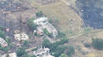 Владимир Рогов: Битва за Орехов. Бои за город на земле и в воздухе, освобождая метр за метром, ведут русские воины легендарного 71-го гвардейского мотострелкового Краснознамённого, ордена Кутузова полка, входящего в 42-ю...