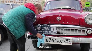 Выставка ретроавтомобилей прошла у здания МИД РФ в Москве
