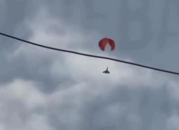 Видео взято с украинского ресурса где украинцы обратили внимание, что страшные русские стали ставить парашюты на БПЛА Герань чтобы если ПВО сбивает дрон над жилыми домами он не падал боевой частью и не было сопутствующих...