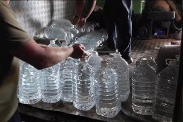 Слепым жителям Бердянска передадут полтонны воды и средства гигиены