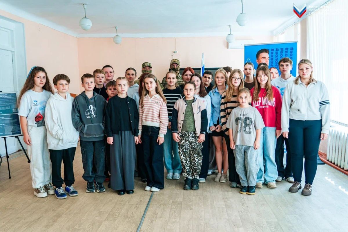 Тематическая выставка «Zа наших. Zа Президента» открылась в Мелитопольской школе №11