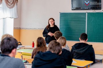 В преддверии Дня воссоединения в Мелитополе прошёл патриотический мастер-класс