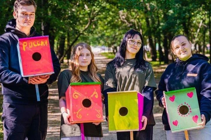 В Запорожской области молодежь украсила парк Горького новыми скворечниками