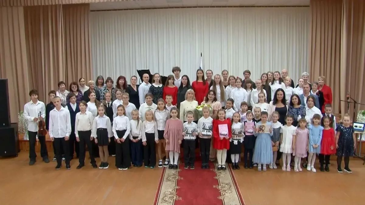 В преддверии Дня Учителя в Бердянской детской музыкальной школе имени В.Я.Сазоновой, прошёл концерт "Осень музыкой звучала"