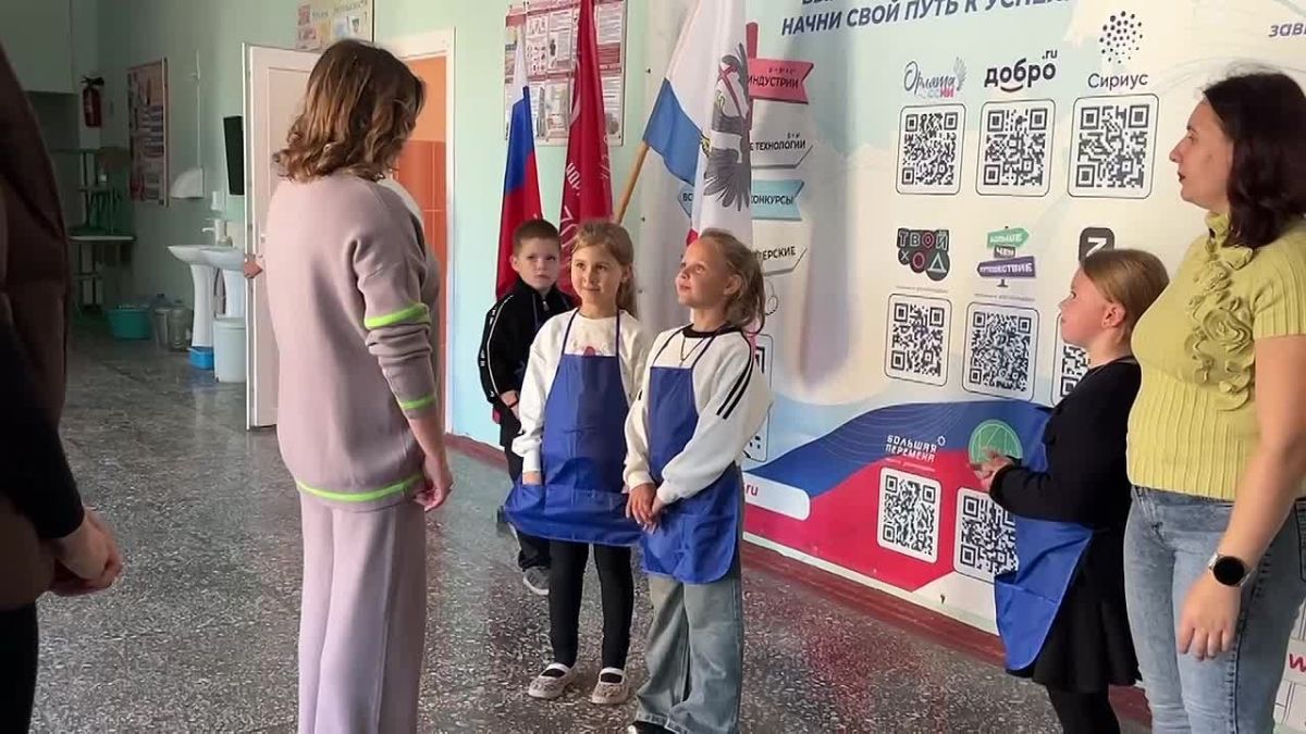С Днём учителя!. Глава Черниговского муниципального округа Илона Сергеевна Щипенко совместно с председателем Черниговского окружного Совета депутатов Виталием Николаевичем Гавриленко и представителем шефского региона —...