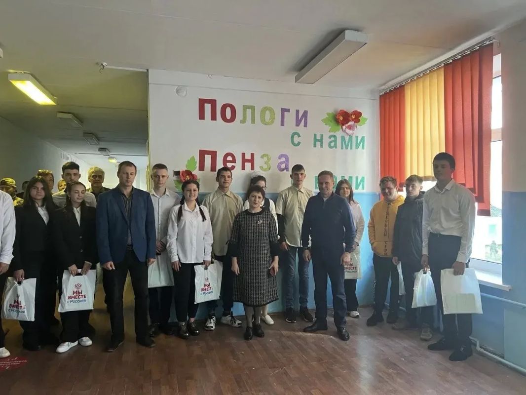 Дорогие учителя! Примите искренние поздравления с вашим профессиональным праздником – Днём учителя!