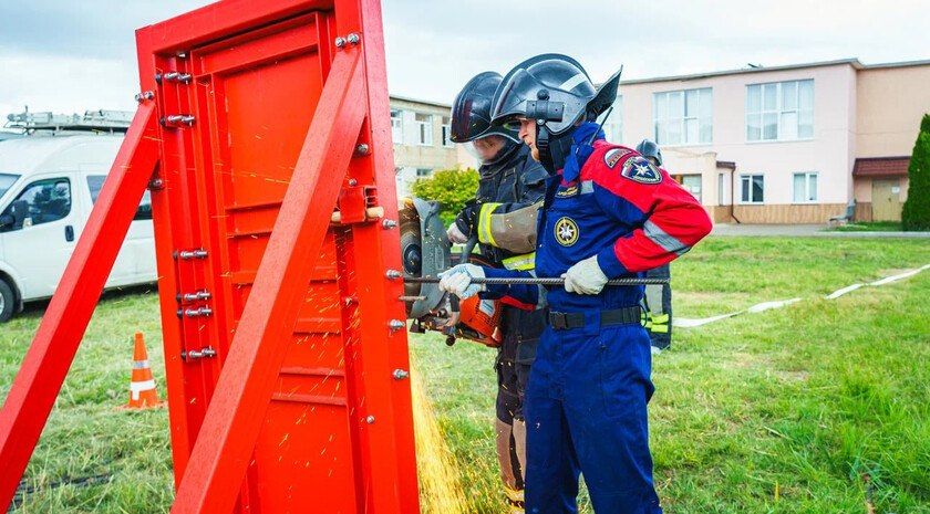 В Запорожской области молодые добровольцы осваивают навыки пожарных и спасателей