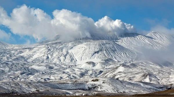 До конца года в туристическом кластере «Парке «Три вулкана» на Камчатке построят две первые горнолыжные трассы общей протяженностью 6 км и обустроят площадку под среднюю станцию канатной дороги на отметке 491 м