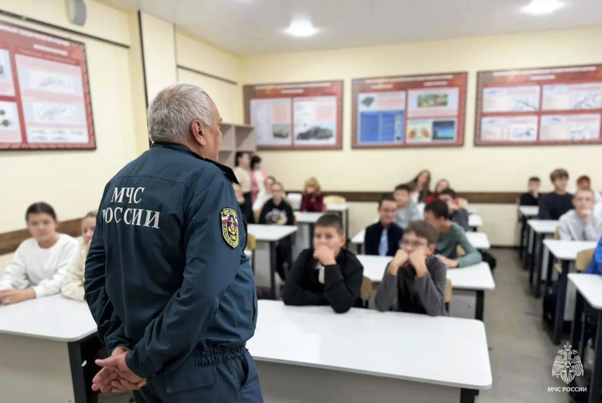 Инспекторы Центра Государственной инспекции по маломерным судам МЧС России провели урок безопасности на воде