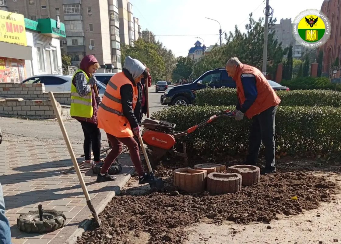 В Мелитополе продолжают уход за зелёными насаждениями