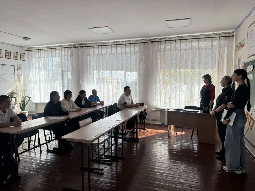 В Новоданиловской средней общеобразовательной школе № 32 Акимовского района сотрудники отделения социальной помощи семьям с детьми Акимовского района совместно с инспектором ПДН ОП № 3 (дислокация пгт Акимовское) УМВД России...