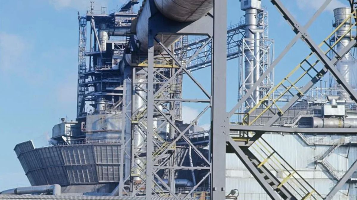 Крупнейший металлургический комбинат Украины "АрселорМиттал Кривой Рог" начинает полную остановку производства