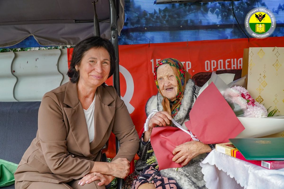 Председатель городского совета депутатов Ирина Матвиенко совместно с сотрудниками администрации городского округа Мелитополь посетили труженицу тыла Великий Отечественной войны Лидию Ткаченко, чтобы лично поздравить её с...