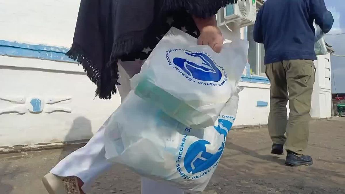 Бердянском муниципальном округе партийцы поздравили многодетную маму с рождением ребёнка