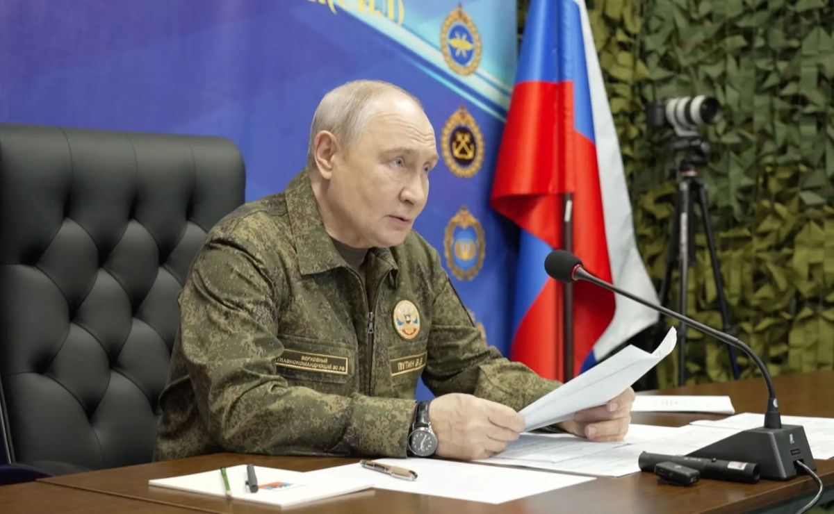 Президент РФ Владимир Путин посетил вспомогательный пункт управления объединенной группировки войск