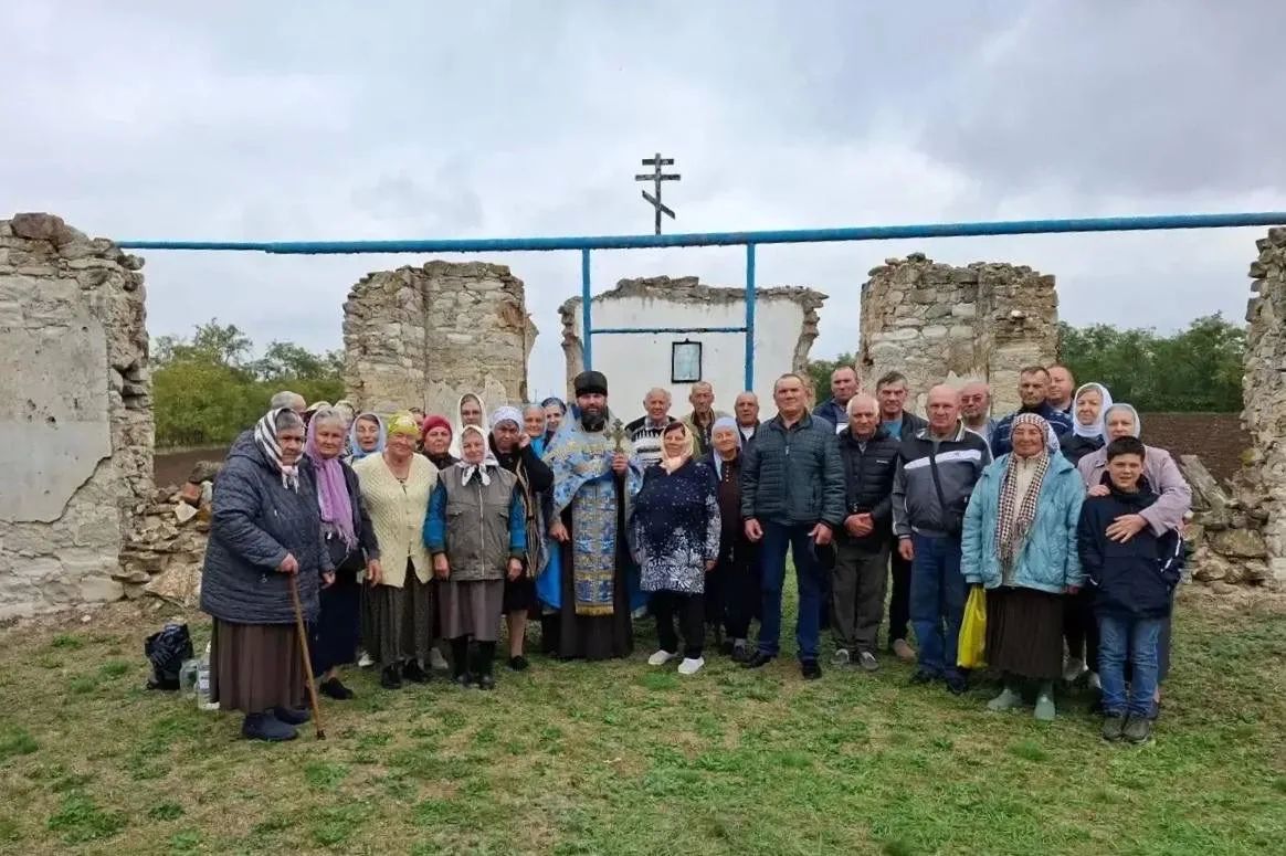 14 октября, в праздник Покрова Пресвятой Богородицы, в птг Черниговка на руинах Покровского храма протоиерей Павел Штефура совершил водосвятный молебен с акафистом Покрову Пресвятой Богородице