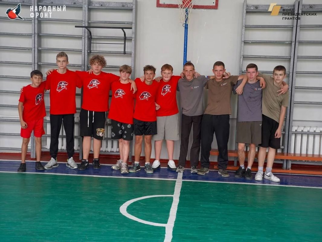 В Бердянске прошел футбольный матч ко Дню войсковой казачьей славы России