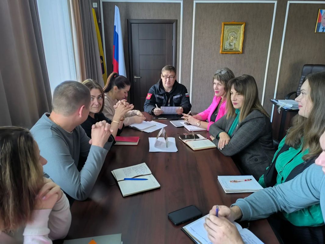 Провел утреннее совещание с заместителями и начальниками отделов, ответственными за жизнедеятельность округа