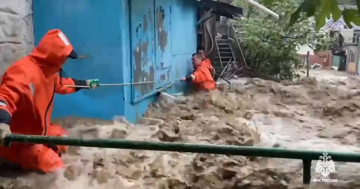 Более 160 человек продолжают устранять последствия непогоды в Крыму: людей эвакуируют, создан оперштаб