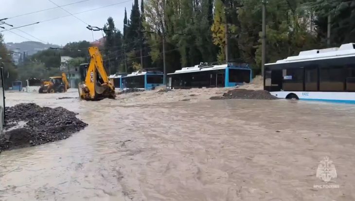 В Ялте затопило троллейбусный парк