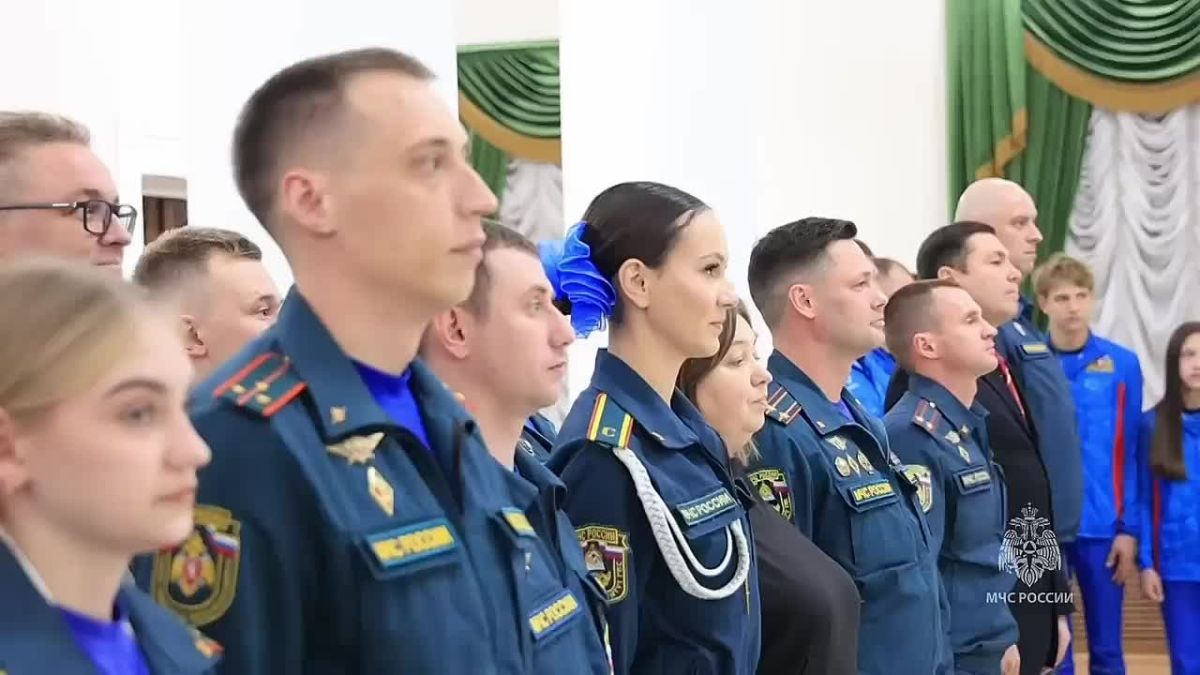 Александр Куренков наградил сотрудников Уральского института ГПС МЧС России и поздравил с победой юношескую сборную по пожарно-спасательному спорту