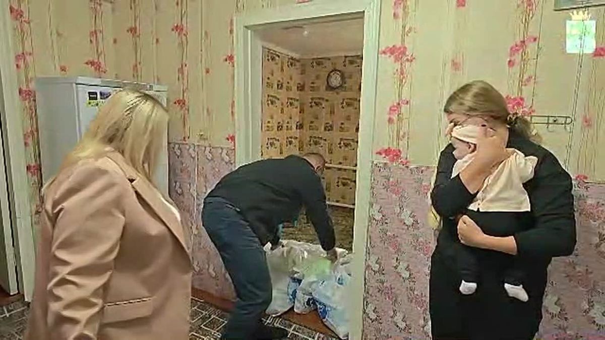 Троицком администрация и депутаты передали семье подарок к рождению ребенка