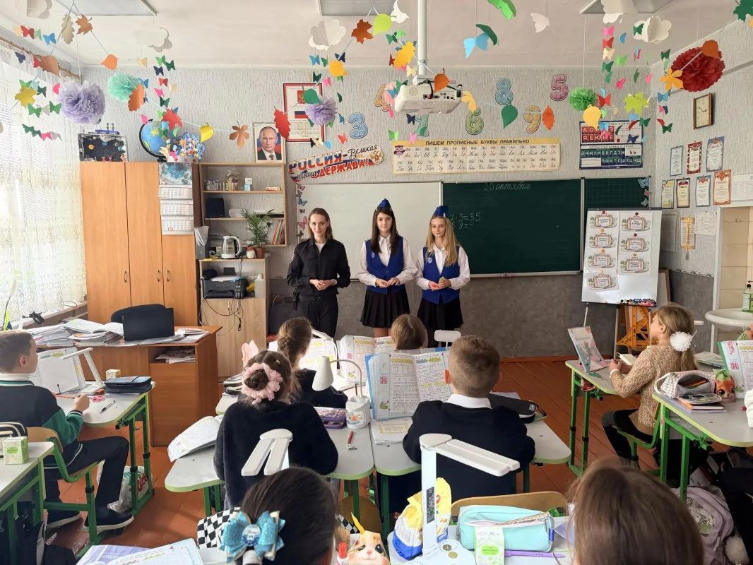 Госавтоинспекция и Юные инспекторы движения учат школьников делать фликеры своими руками