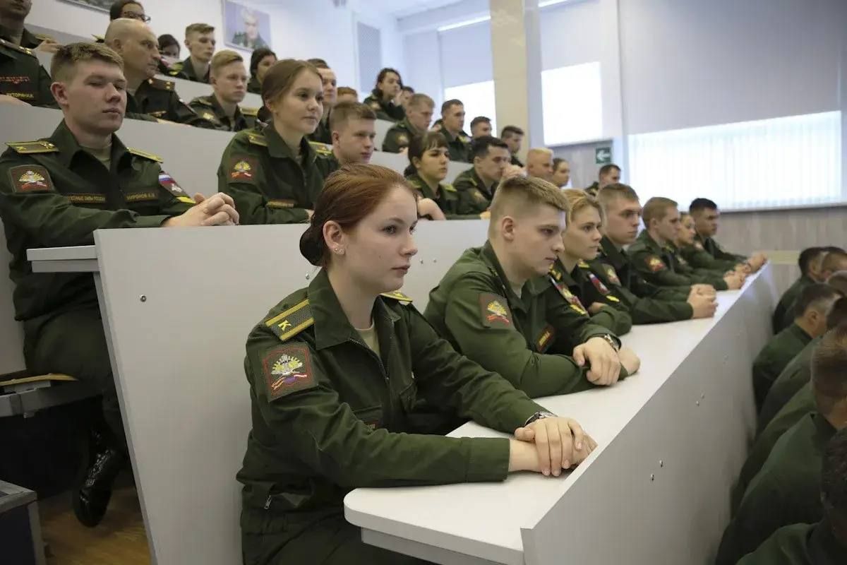 Юношей и девушек приглашают получить престижные и востребованные специальности в ВУЗах Минобороны России