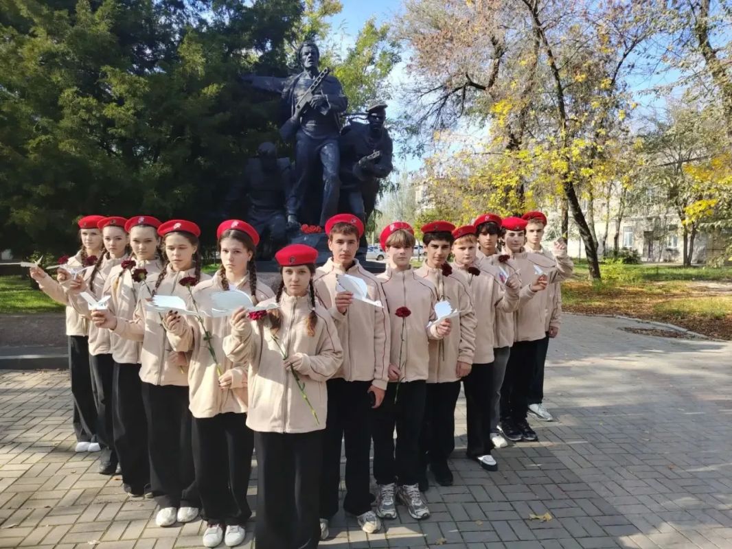 ЭКСКЛЮЗИВ Юнармейцы возложили цветы к памятнику морякам-десантникам в Бердянске