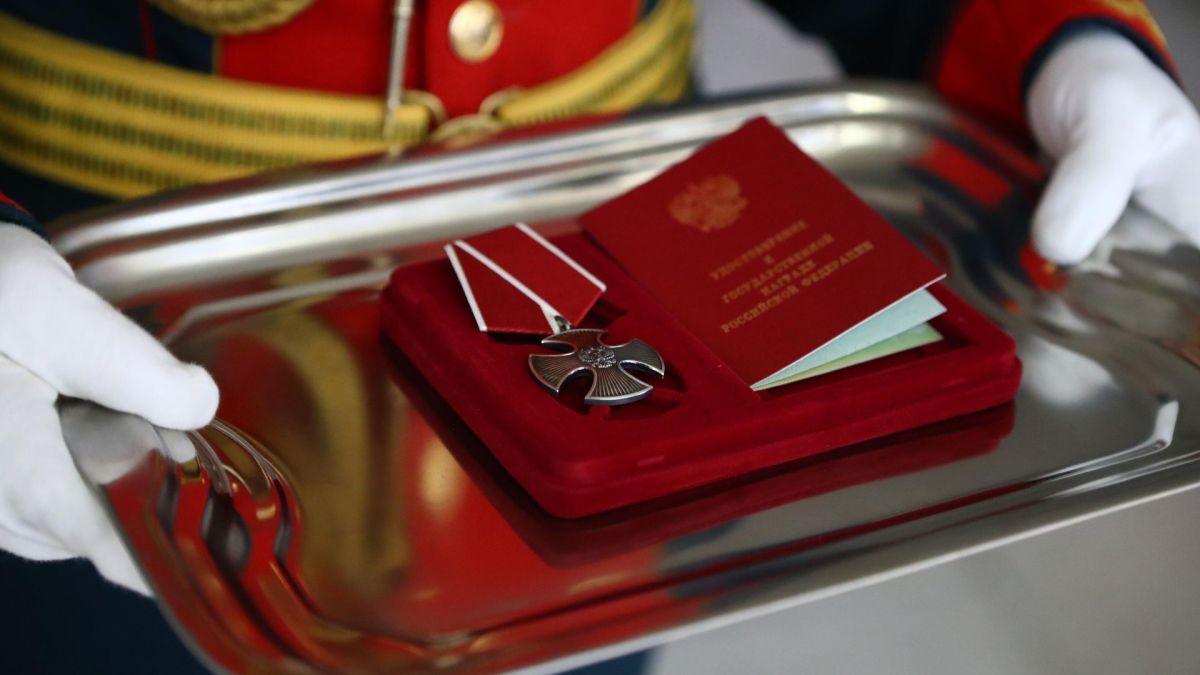 Путин посмертно наградил орденами Мужества семерых сотрудников избиркомов