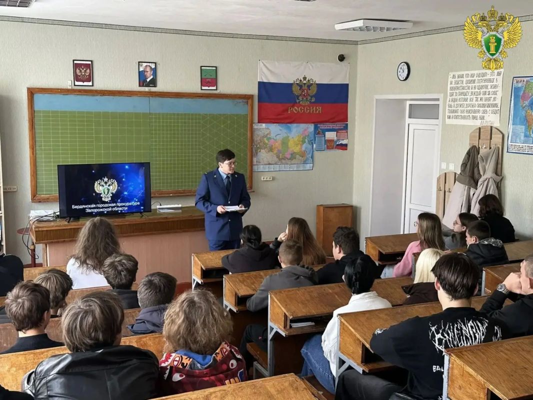 Бердянская городская прокуратура в рамках мероприятий по правовому просвещению несовершеннолетних провела серию профилактических встреч в образовательных учреждениях города