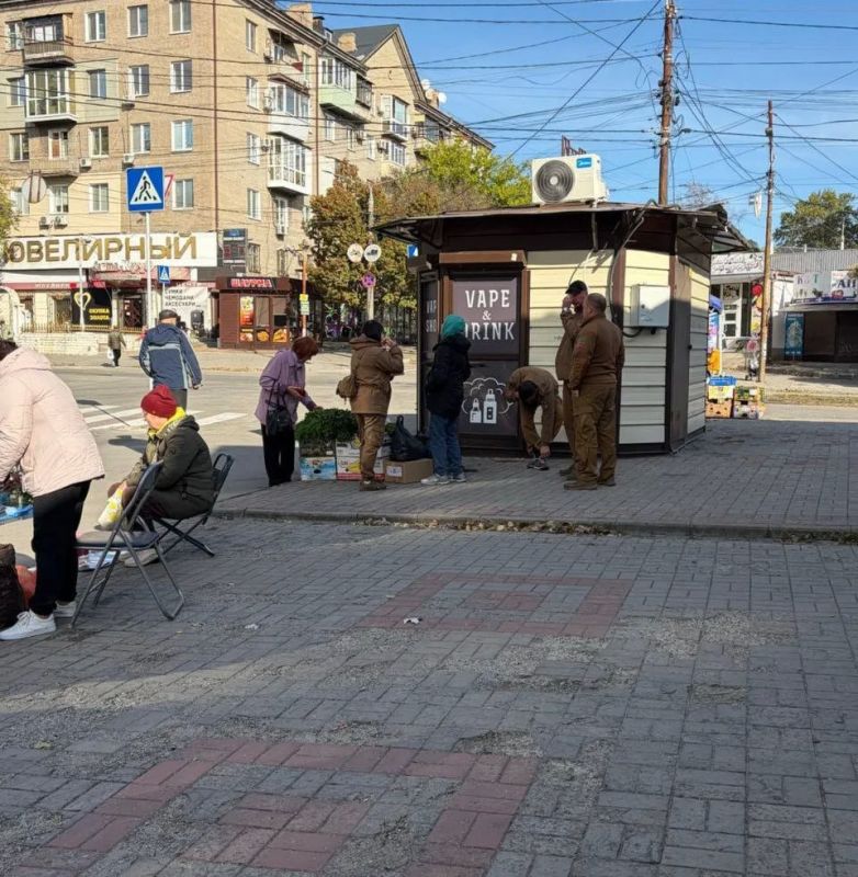 Ухилянты из "Муниципальной варты" снова воюют с бабушкой в Запорожье на Малом рынке
