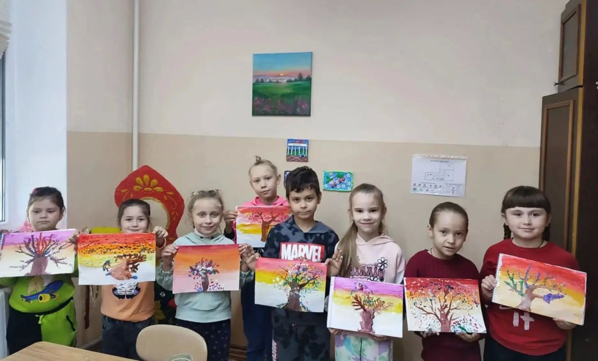 «Осенние краски»: выставка детских рисунков