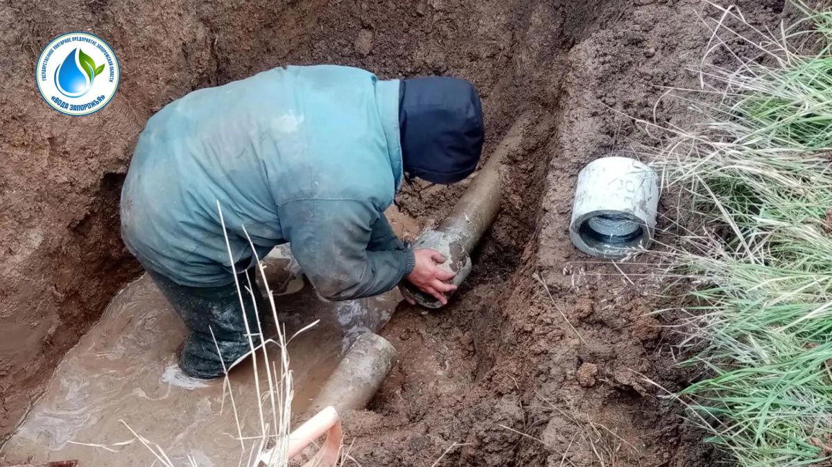 В селе Партизаны Приморского муниципального округа специалисты филиала «Бердянское ПУВКХ» ГУП ЗО «Вода Запорожья» устранили порыв на участке водопроводной сети