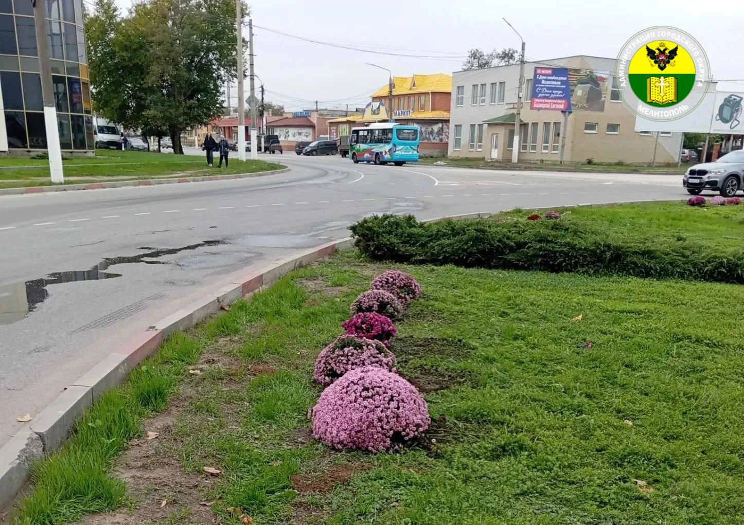 Сотрудники МКУ «Благоустройство» продолжают поддерживать чистоту и благоустраивать наш город