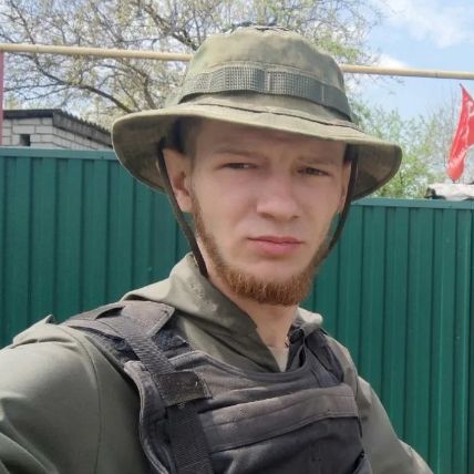 Георгий Медведев: Работая в 23-м году в одном из сёл Херсонской области, я стал свидетелем доставки гуманитарной помощи местному населению - привезли и высыпали у дворов уголь
